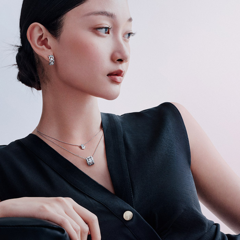Double View Qeelin Wulu Diamond solitaire necklace in 18K white gold.