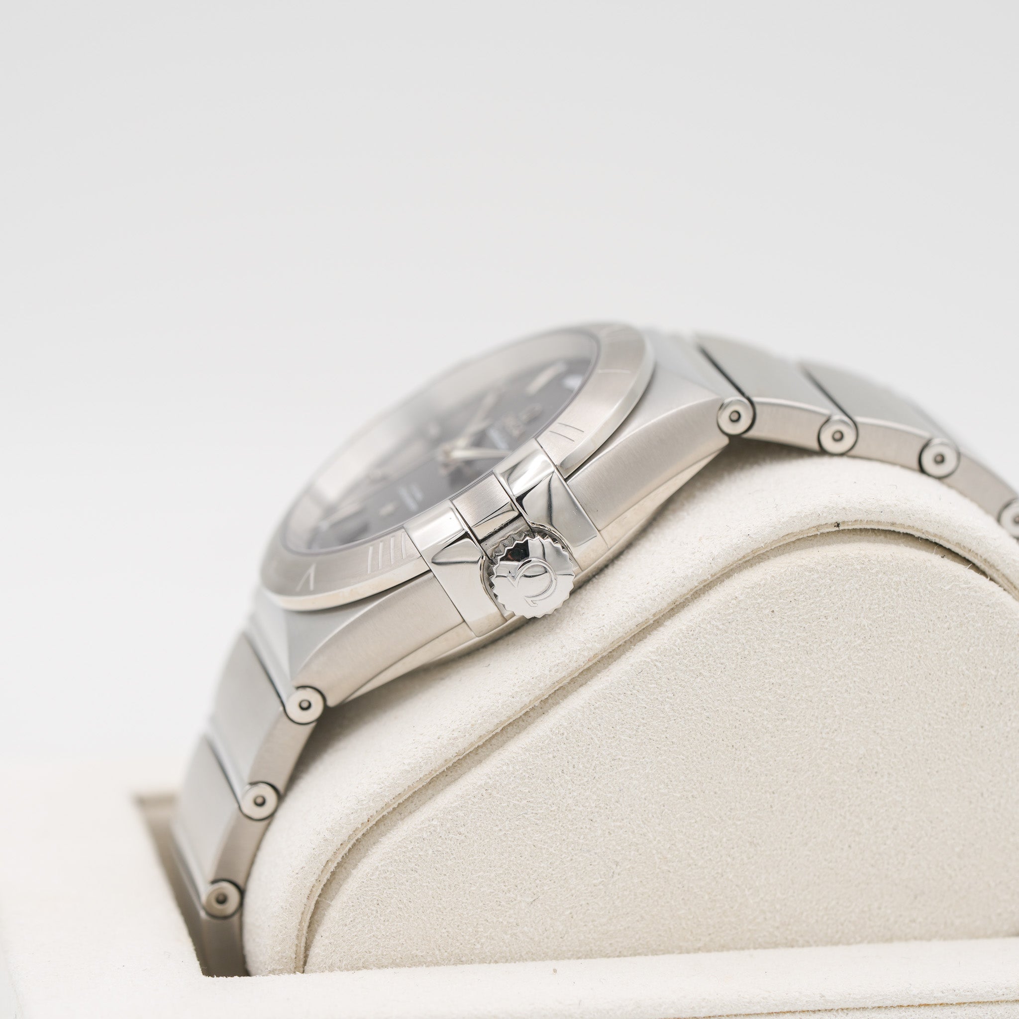 Omega 123.10.38.22.01.001 Constellation Day Date 38mm Watch 12310382201001 crown