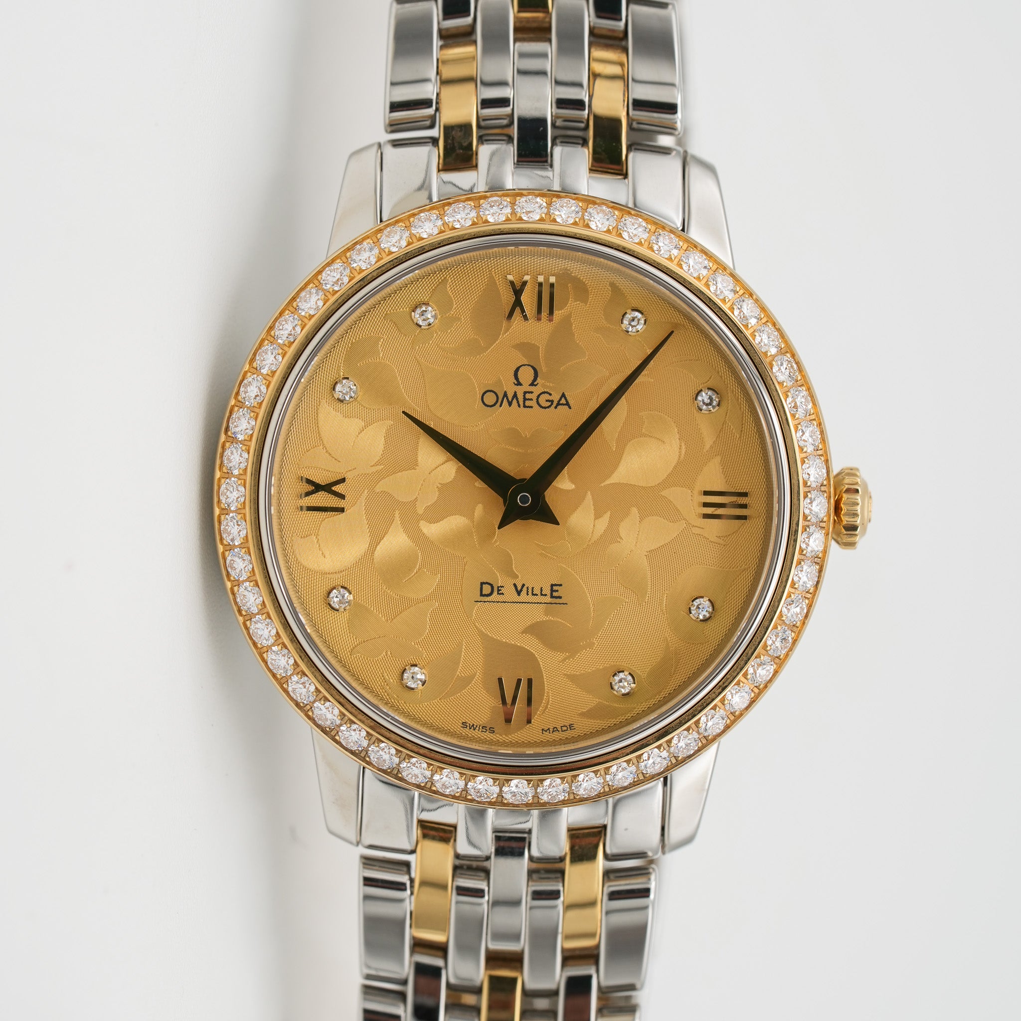 Omega De Ville Prestige Butterfly Quartz 32.7 mm Gold and Steel 424.253.360.58.001 dial close up