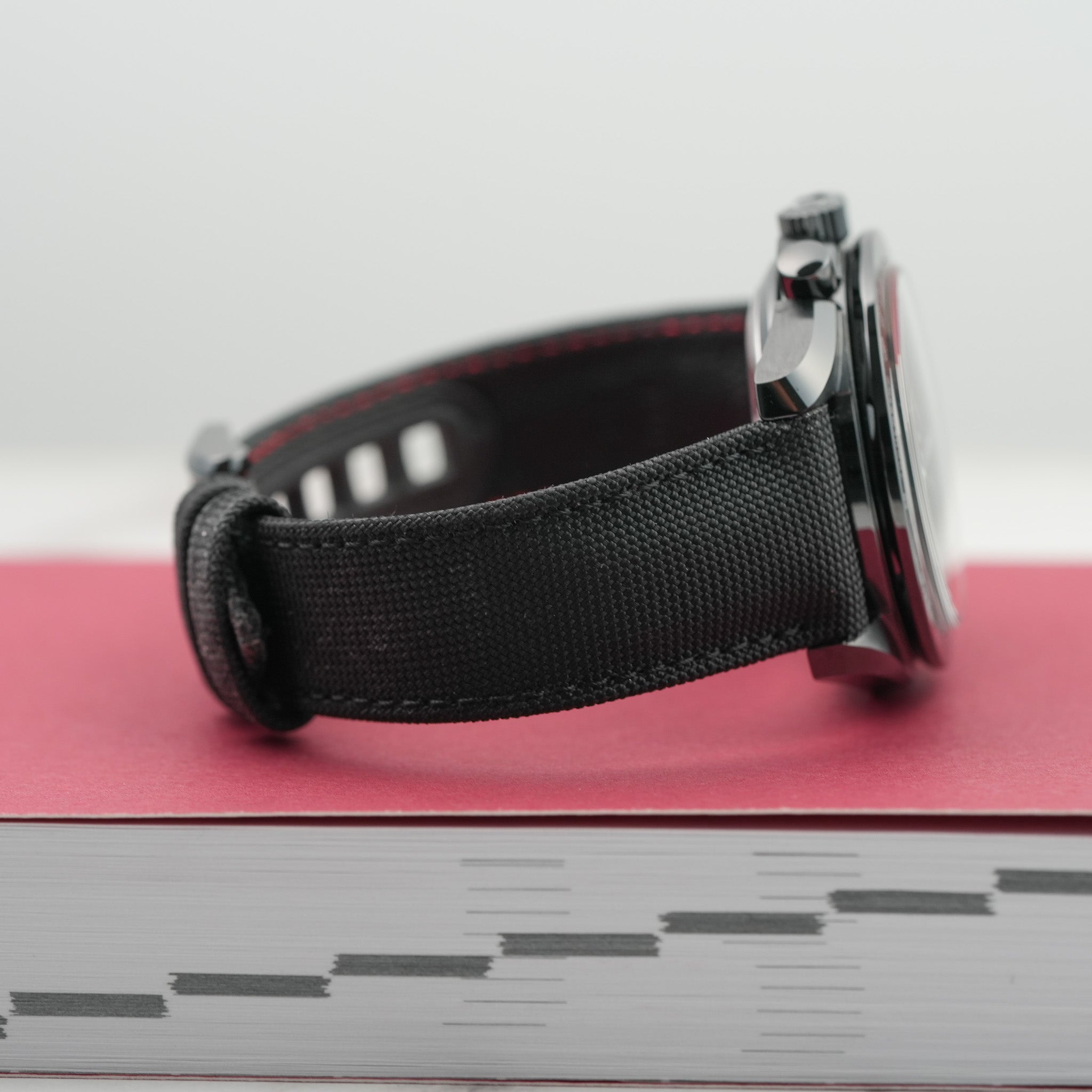 Omega Speedmaster Dark Side of the Moon 44.25mm 311.92.44.51.01.003 strap 2