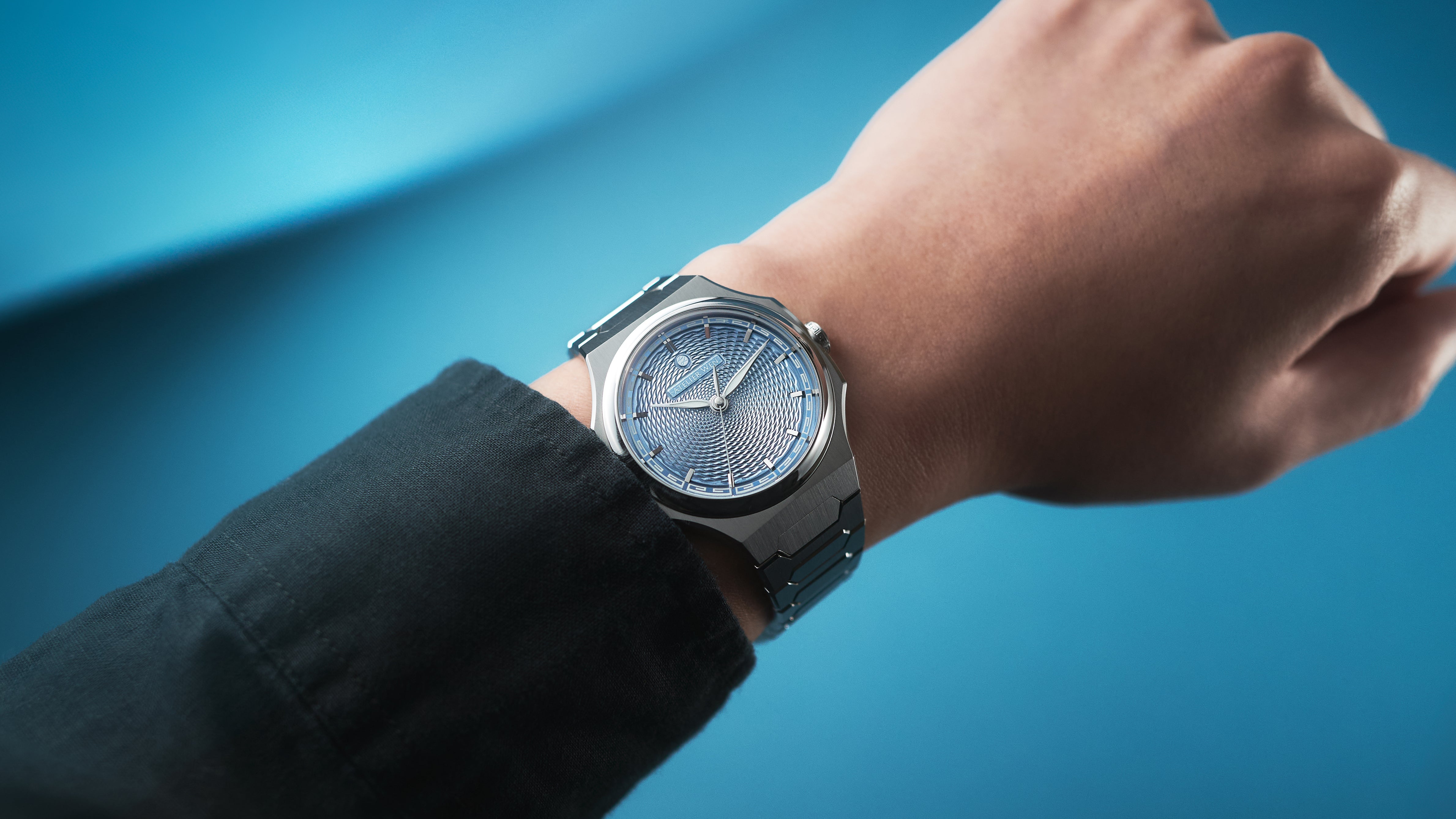 Wrist shot of Atelier Wen Perception V3 Piāo 缥 (Ice Blue)