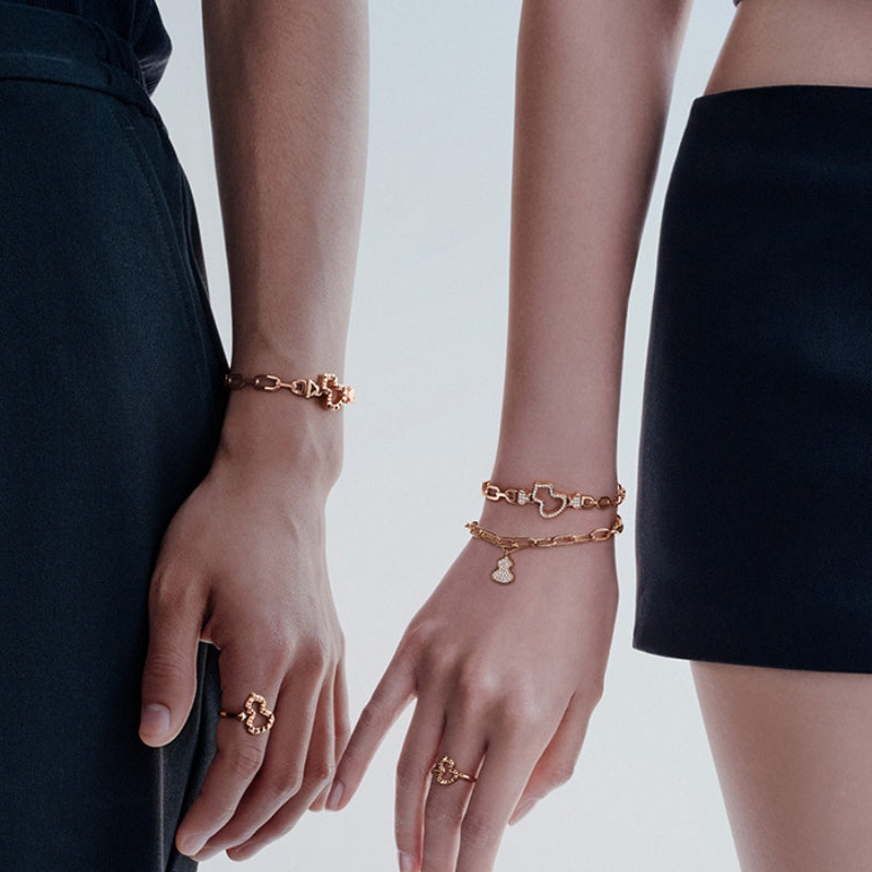 Full View Of female Wearing Qeelin Cable chain in 18K rose gold, length 7 inches .