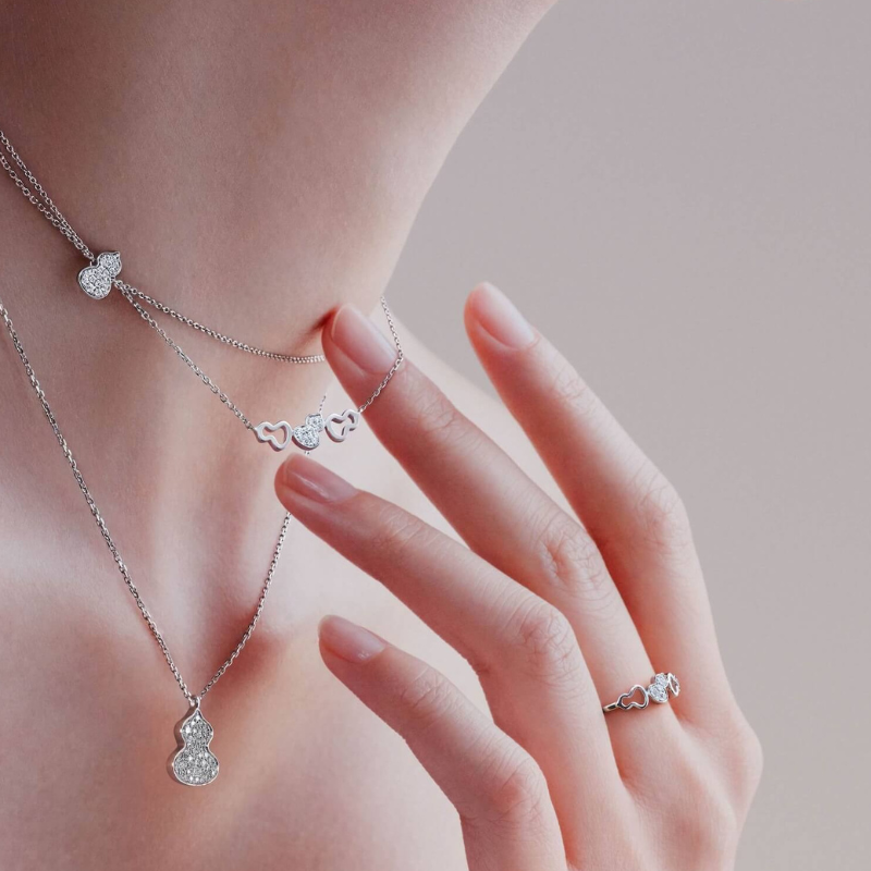 Double View Qeelin Wulu petite necklace in 18K white gold set with diamonds.