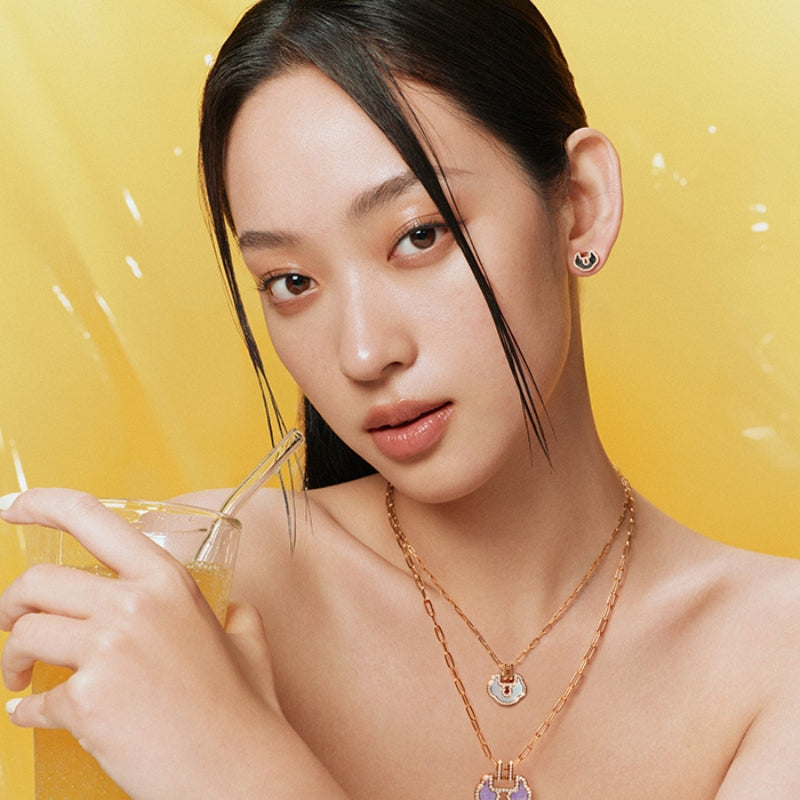 Female wearing Qeelin Yu Yi medium necklace 18K rose gold set mother-of-pearl diamonds.