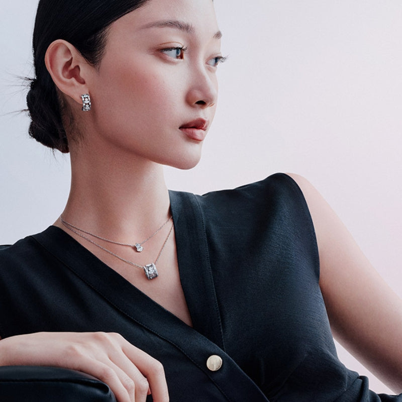 Women Wearing Of Qeelin Wulu Eternity large necklace 18K white gold set with diamonds.