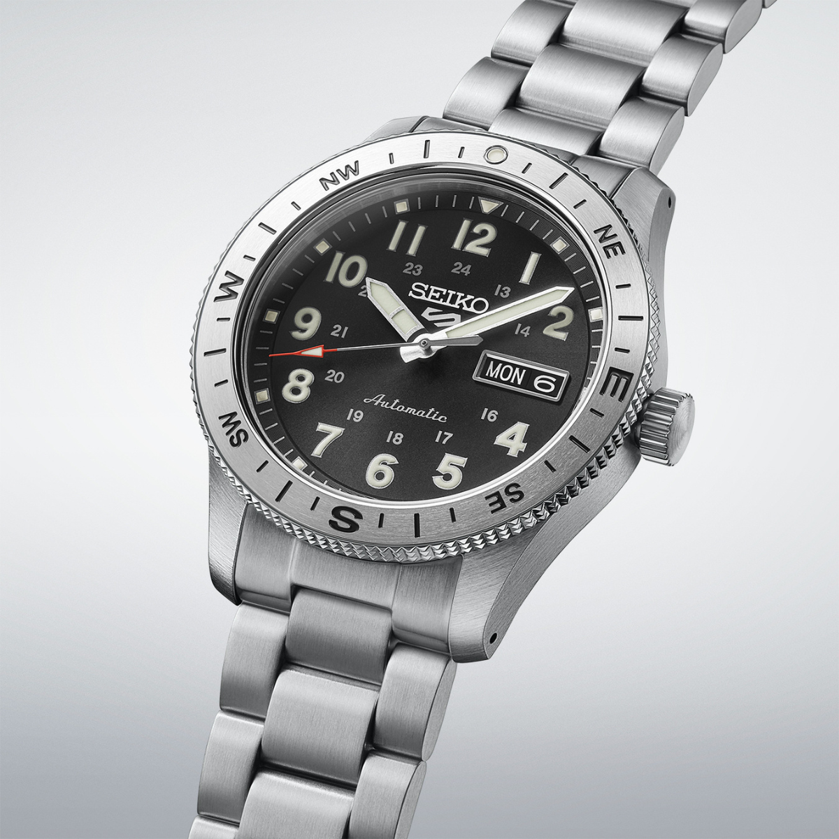 Seiko 5 Sports Field Series Compass HDB006 soldier shot 2