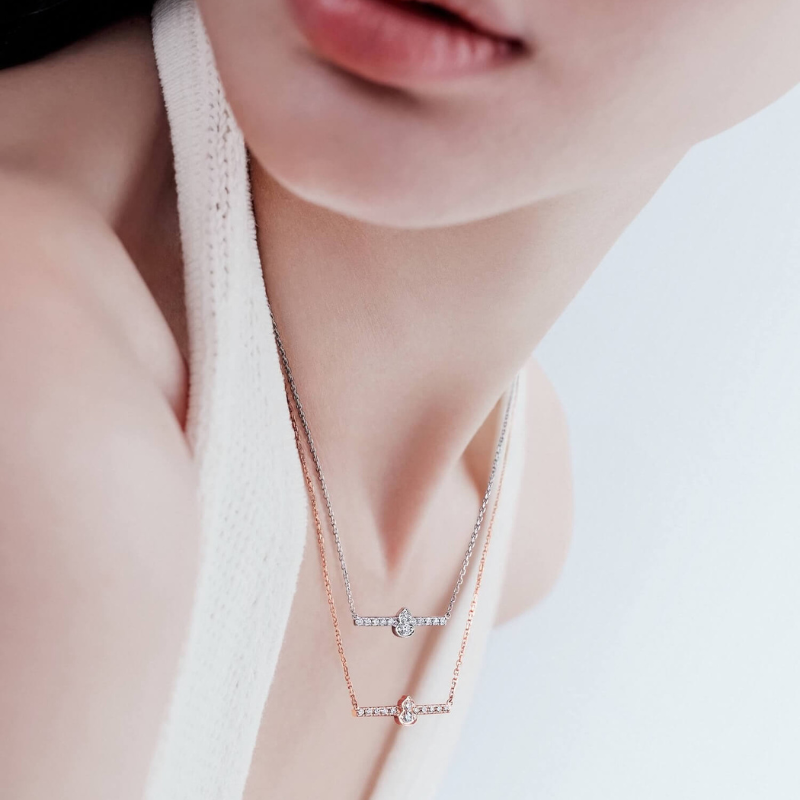 Double View Qeelin Wulu mini diamond necklace bar white gold.