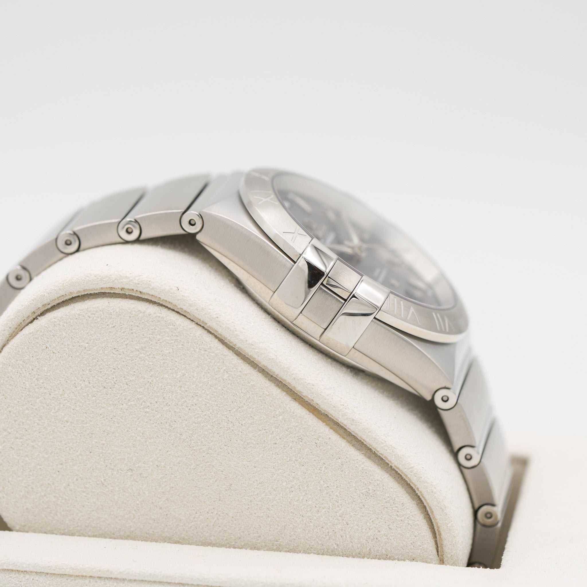 Omega 123.10.38.22.01.001 Constellation Day Date 38mm Watch 12310382201001 case side