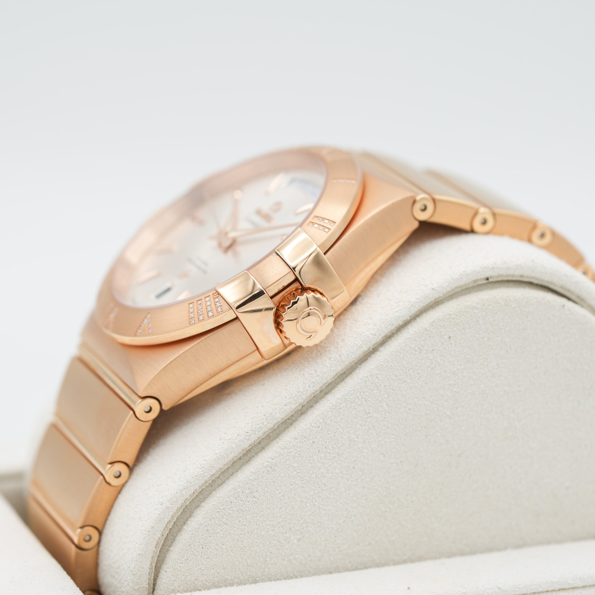 Omega 123.55.38.22.02.001 Constellation Co-Axial Day-Date 38mm Watch crown