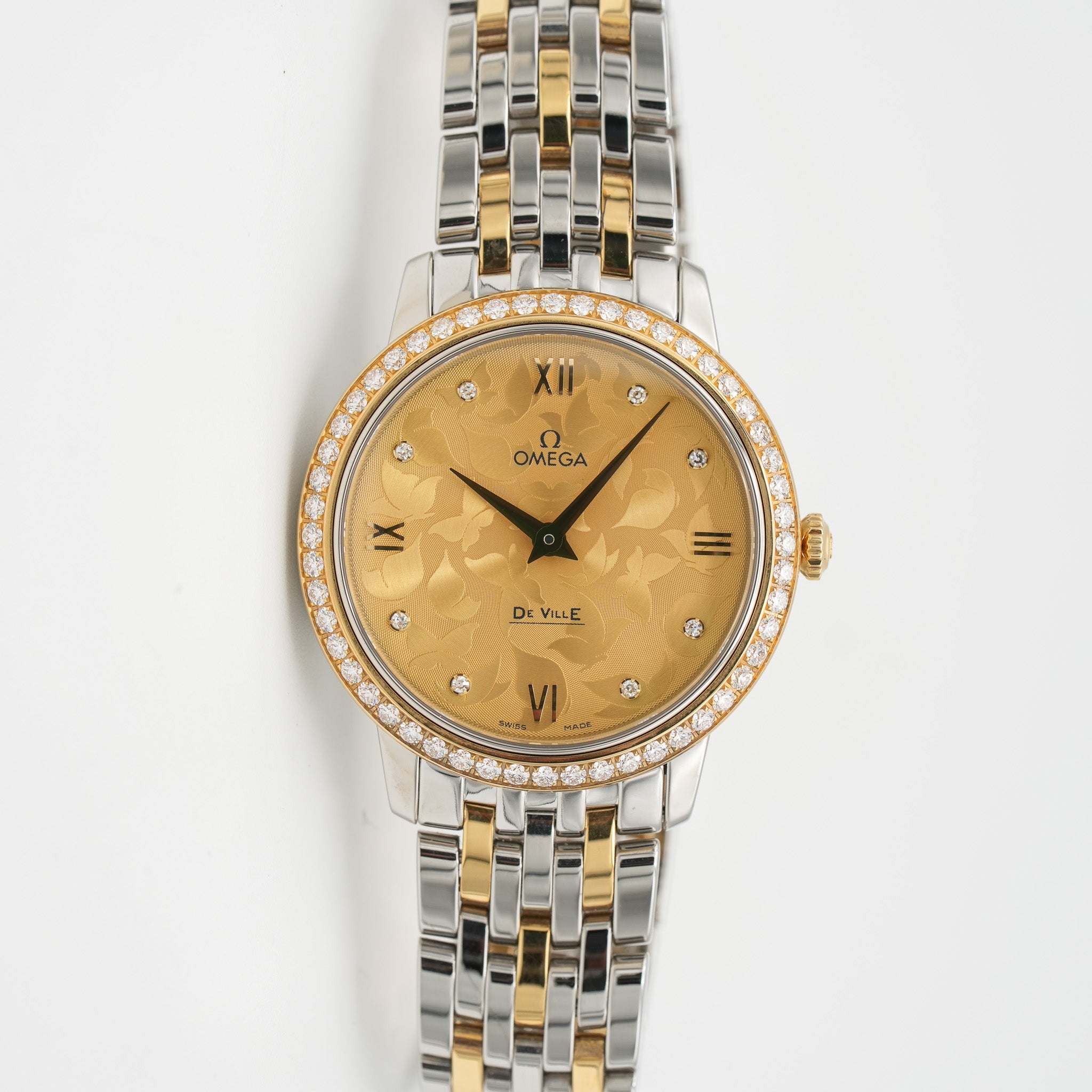 Omega De Ville Prestige Butterfly Quartz 32.7 mm Gold and Steel 424.253.360.58.001 dial side lay