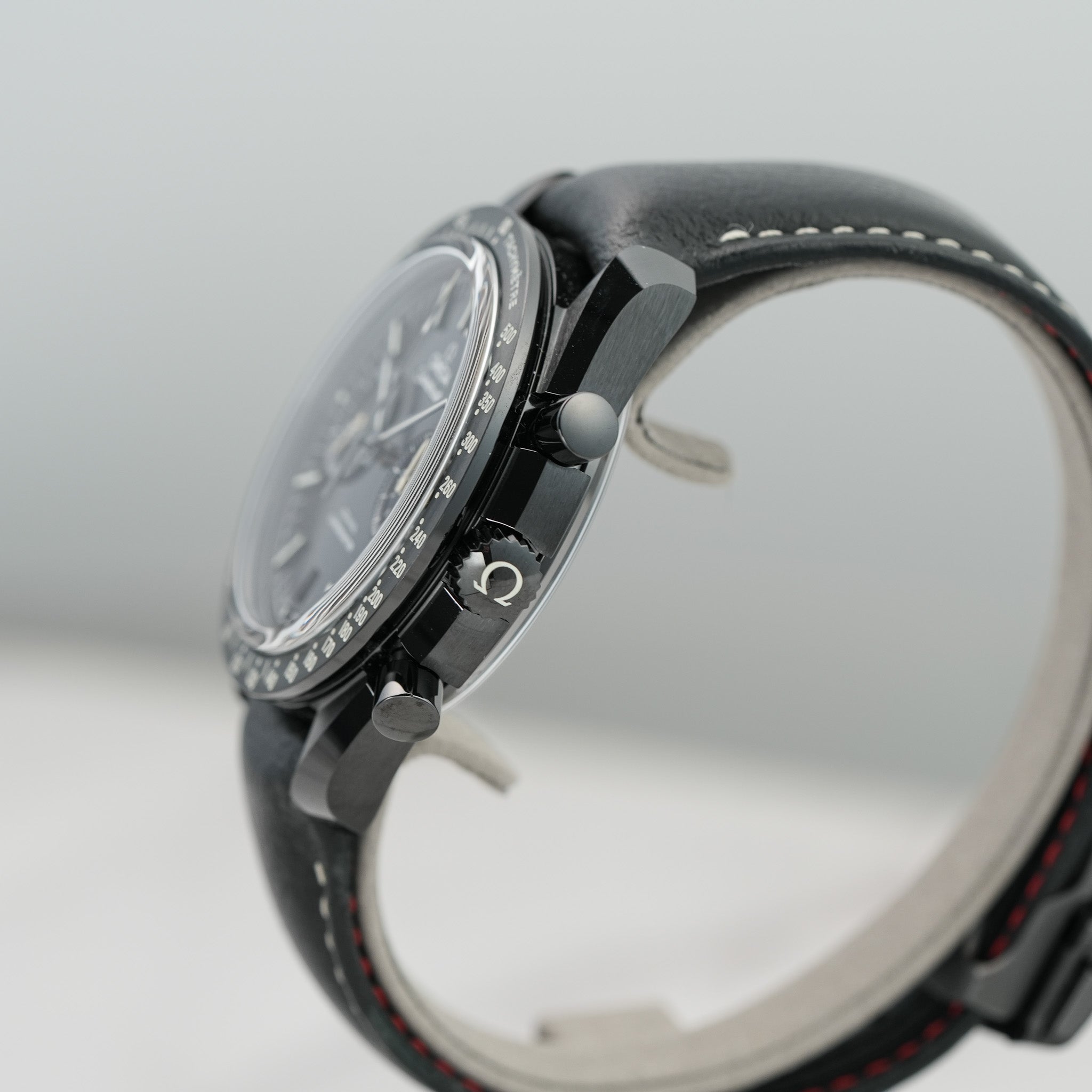 Omega Speedmaster Pitch Black Moonwatch 44.25mm 311.92.44.51.01.004 crown