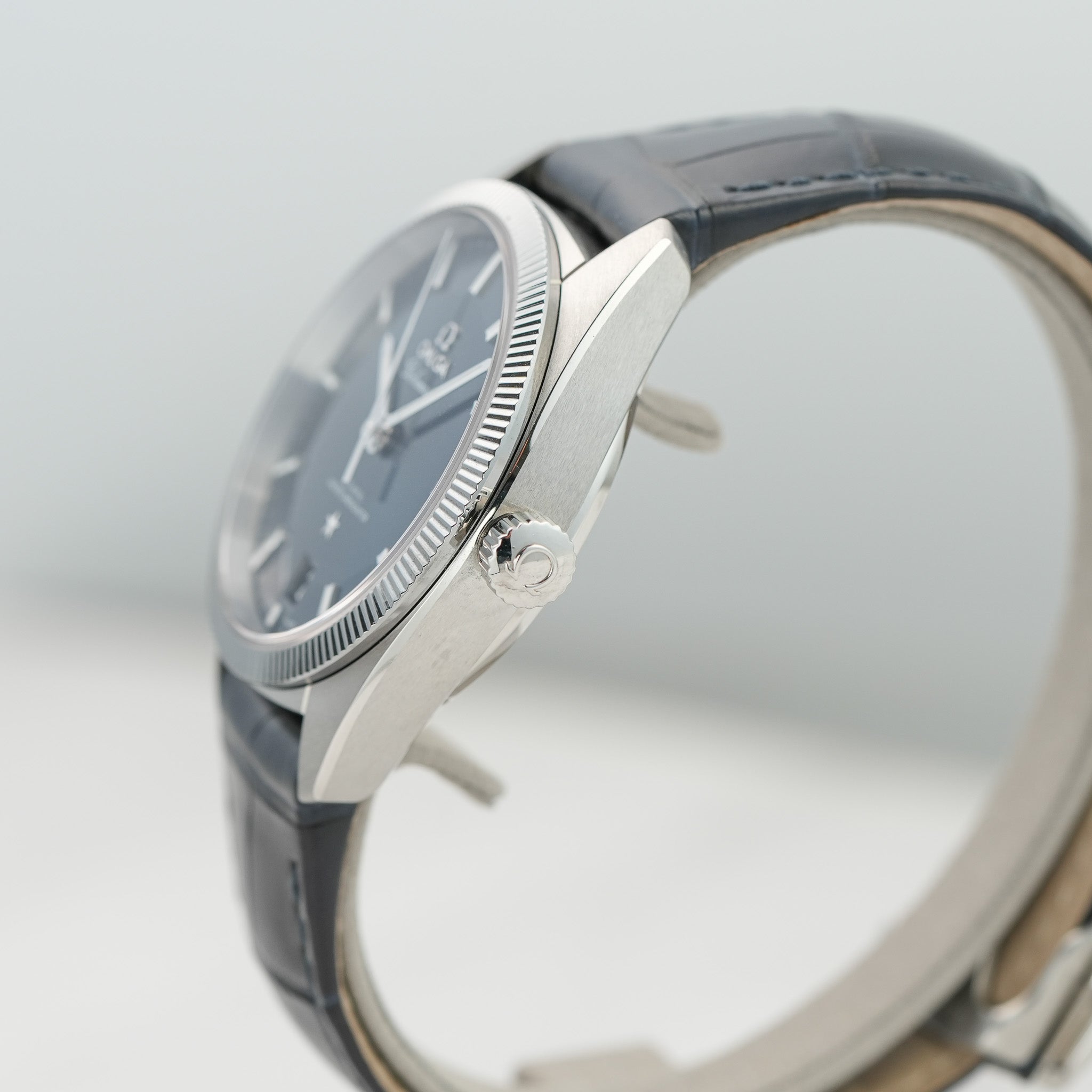 Omega Constellation Globemaster Blue 130.33.39.21.03.001 crown