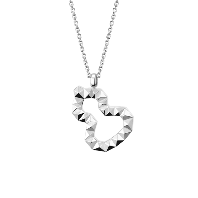 Close Up View Qeelin Wulu 18 large necklace in 18K white gold.