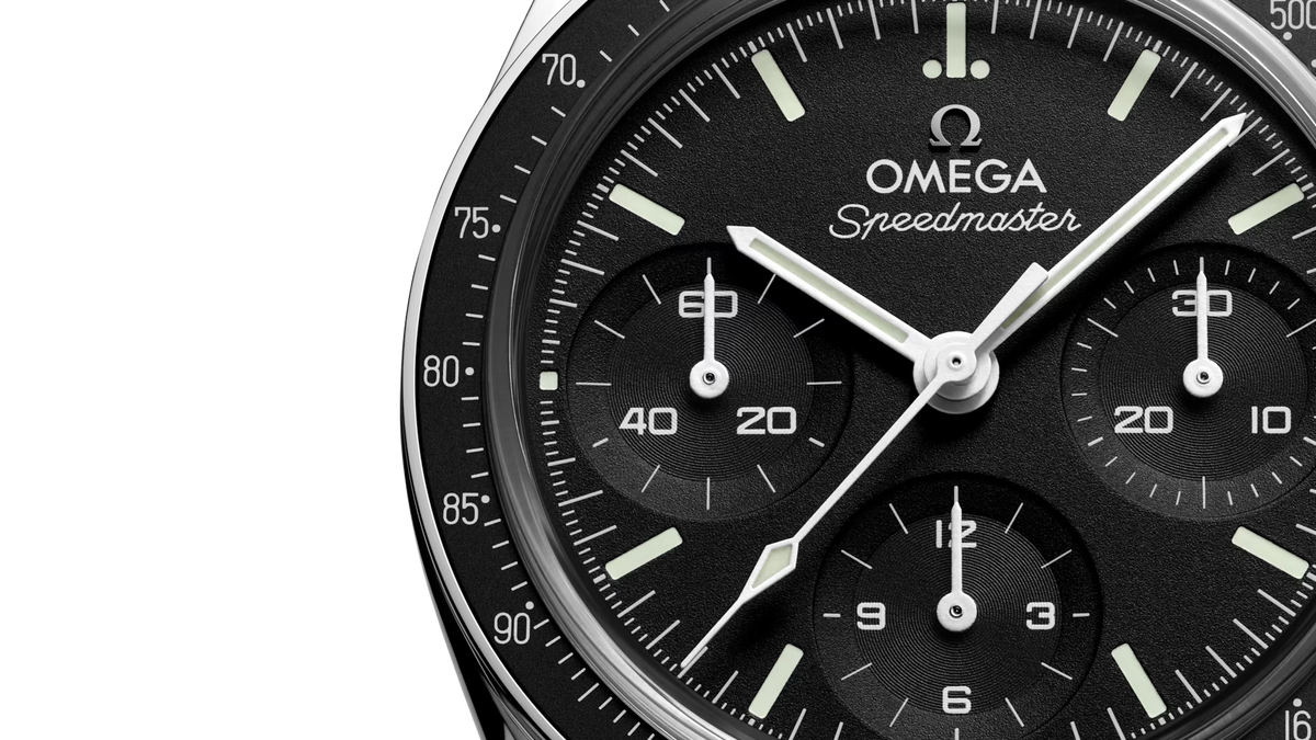 Close view of Omega Speedmaster 38mm 32430385001002