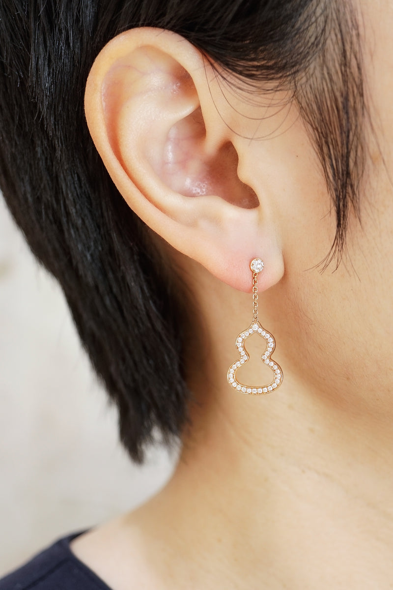 Small Wulu earring in 18K rose gold with diamonds (Sold per piece)