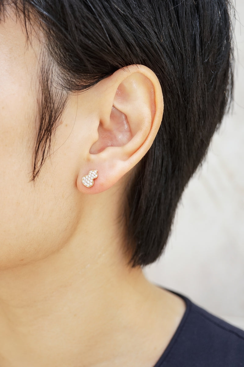 Petite Wulu ear stud in 18K rose gold with diamonds (sold by piece)